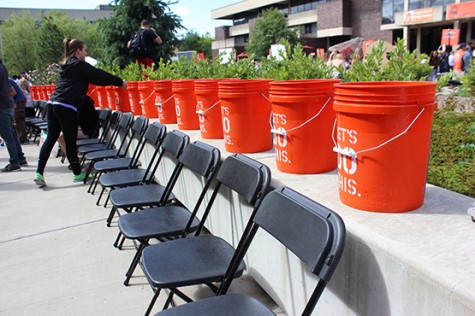 Preparation for the challenge in the Student Union Plaza gathered a large group of onlookers.