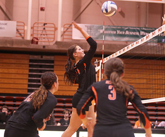 Women’s volleyball sweeps Fredonia Classic