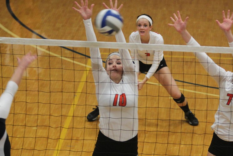 Volleyball tops Medaille, splits four games in Fisher tourney