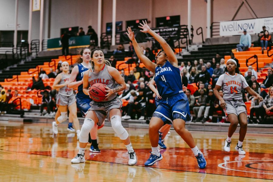 Aggressive D leads Womens Basketball to SUNYAC Semis, 61-50