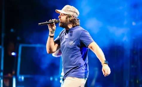 Thomas Rhett performing “Marry Me” to his audience of thousands