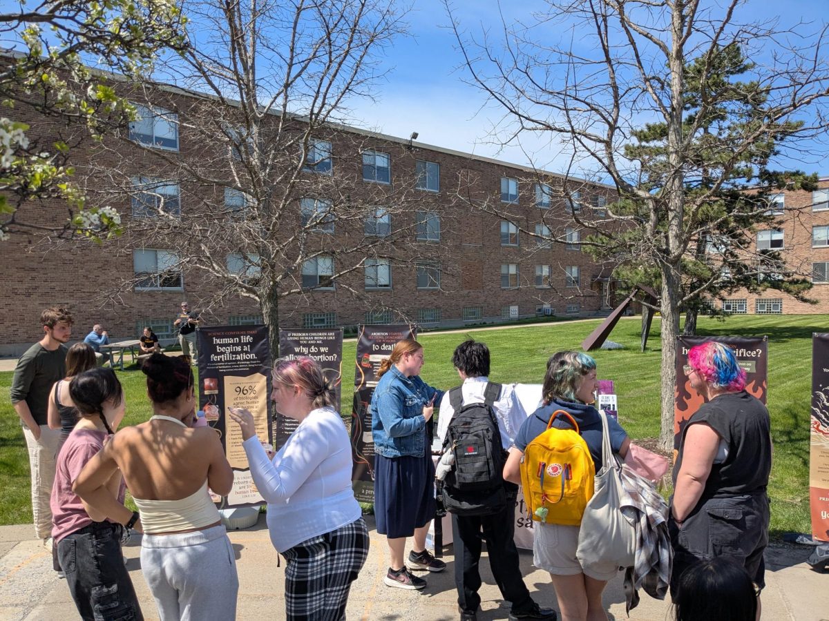 Students gather around a tabling session in Perry Quad.